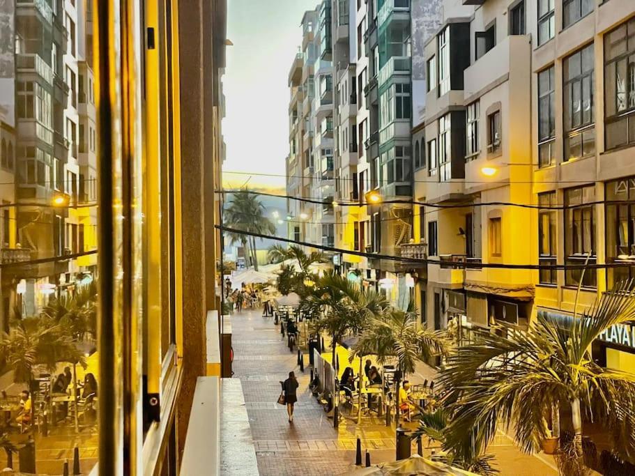 Affordable Holiday Accommodation For Large Families And Groups At Las Canteras Beach With 3 Bedrooms And Free Parking ラスパルマス・デ・グランカナリア エクステリア 写真