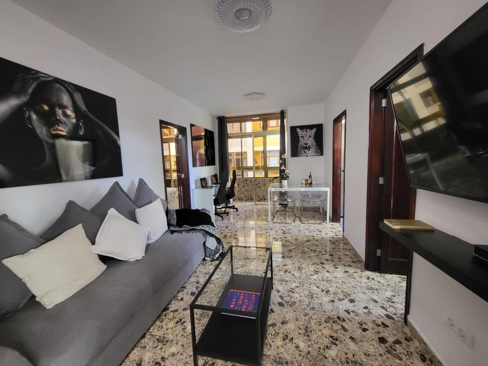 Affordable Holiday Accommodation For Large Families And Groups At Las Canteras Beach With 3 Bedrooms And Free Parking ラスパルマス・デ・グランカナリア エクステリア 写真