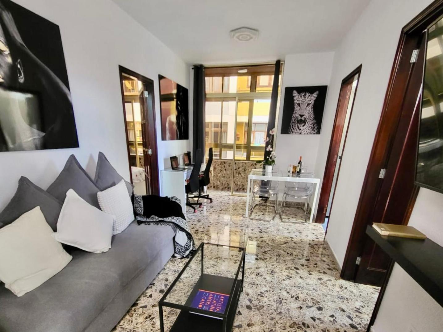 Affordable Holiday Accommodation For Large Families And Groups At Las Canteras Beach With 3 Bedrooms And Free Parking ラスパルマス・デ・グランカナリア エクステリア 写真