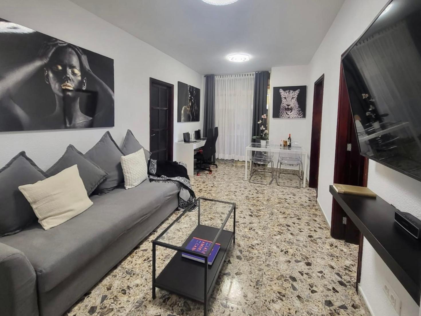 Affordable Holiday Accommodation For Large Families And Groups At Las Canteras Beach With 3 Bedrooms And Free Parking ラスパルマス・デ・グランカナリア エクステリア 写真