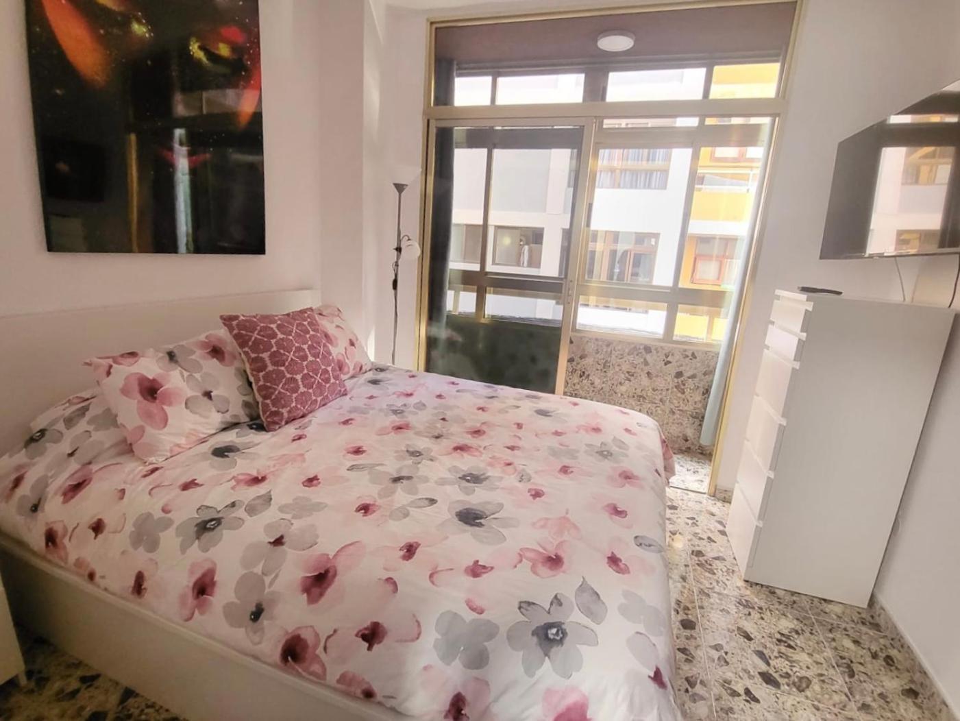 Affordable Holiday Accommodation For Large Families And Groups At Las Canteras Beach With 3 Bedrooms And Free Parking ラスパルマス・デ・グランカナリア エクステリア 写真
