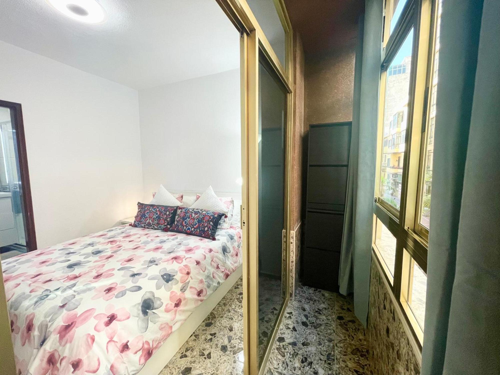 Affordable Holiday Accommodation For Large Families And Groups At Las Canteras Beach With 3 Bedrooms And Free Parking ラスパルマス・デ・グランカナリア エクステリア 写真