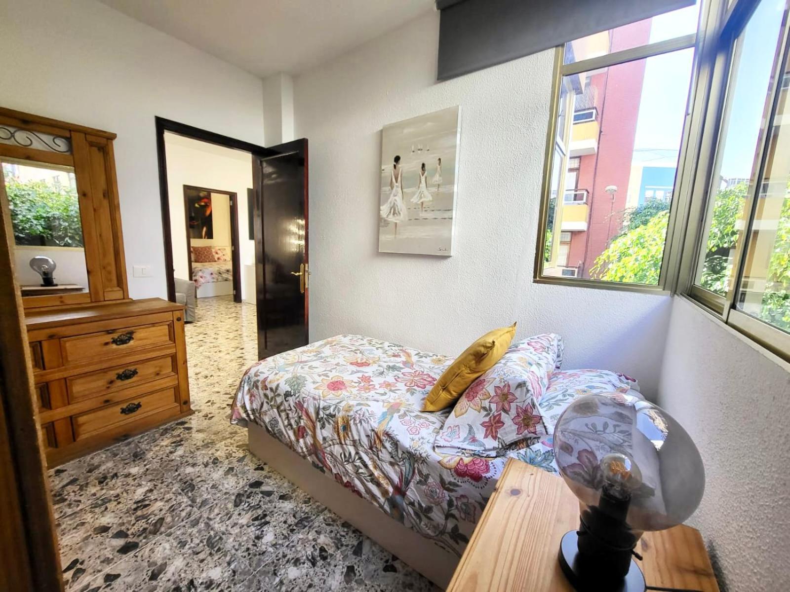 Affordable Holiday Accommodation For Large Families And Groups At Las Canteras Beach With 3 Bedrooms And Free Parking ラスパルマス・デ・グランカナリア エクステリア 写真