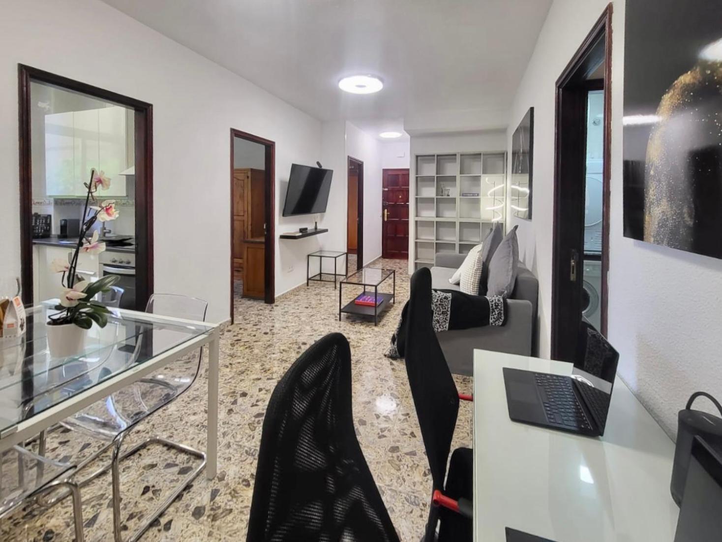 Affordable Holiday Accommodation For Large Families And Groups At Las Canteras Beach With 3 Bedrooms And Free Parking ラスパルマス・デ・グランカナリア エクステリア 写真