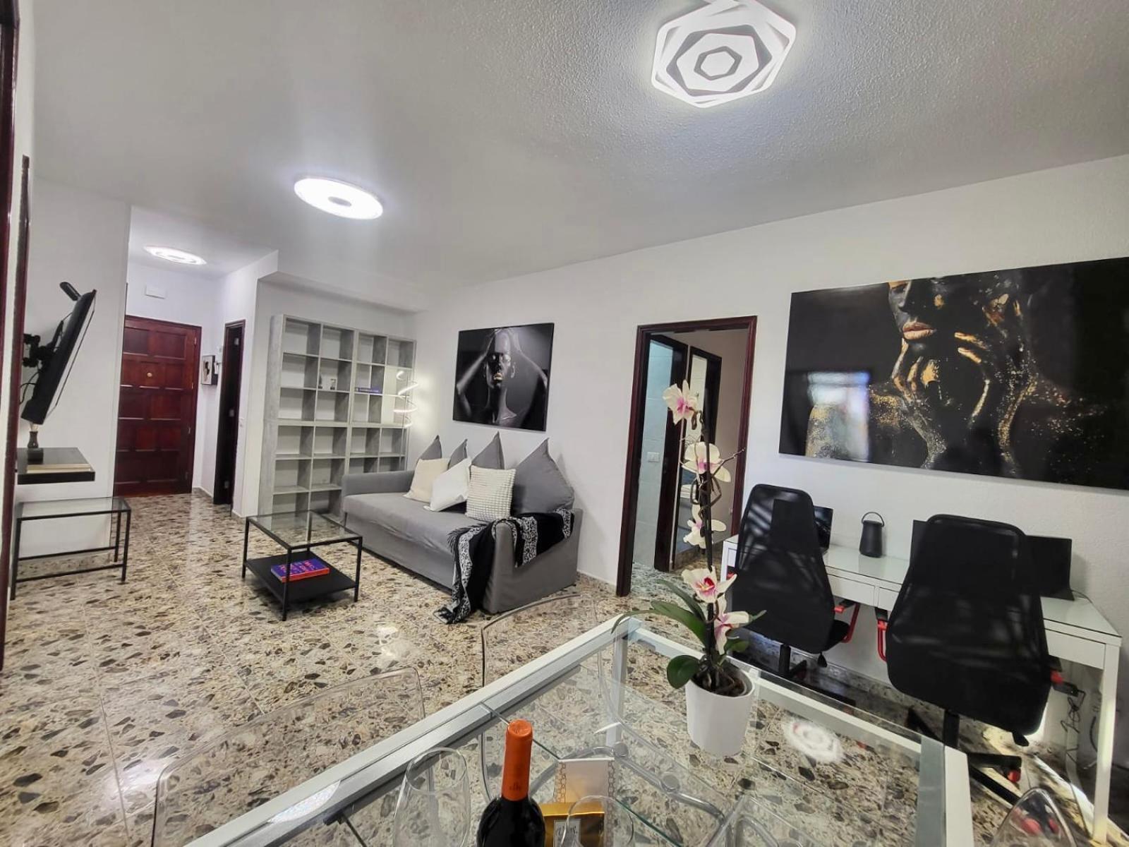 Affordable Holiday Accommodation For Large Families And Groups At Las Canteras Beach With 3 Bedrooms And Free Parking ラスパルマス・デ・グランカナリア エクステリア 写真