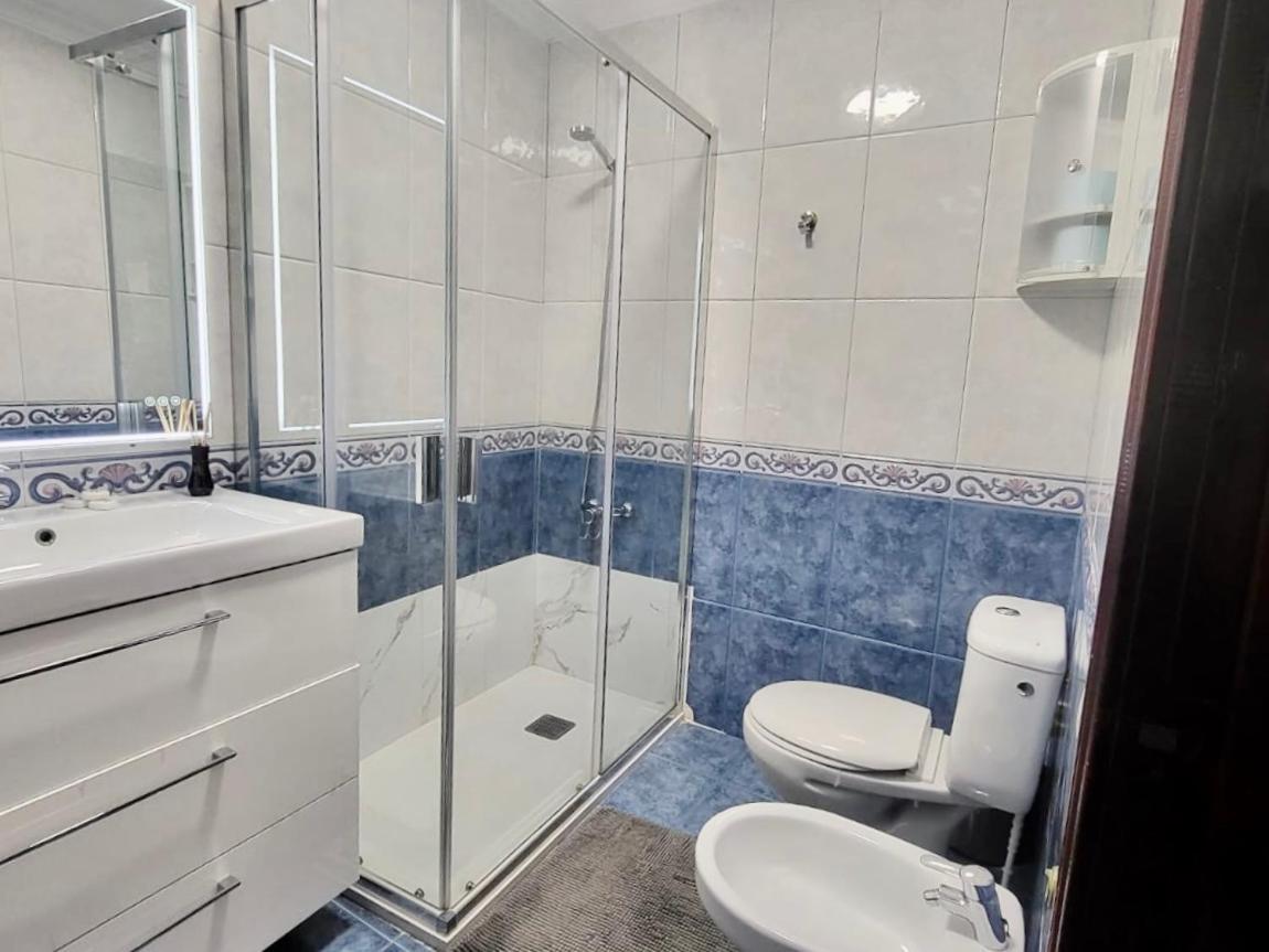 Affordable Holiday Accommodation For Large Families And Groups At Las Canteras Beach With 3 Bedrooms And Free Parking ラスパルマス・デ・グランカナリア エクステリア 写真