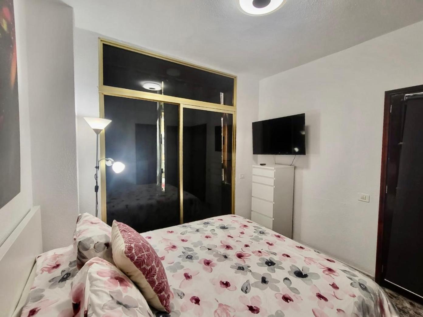 Affordable Holiday Accommodation For Large Families And Groups At Las Canteras Beach With 3 Bedrooms And Free Parking ラスパルマス・デ・グランカナリア エクステリア 写真